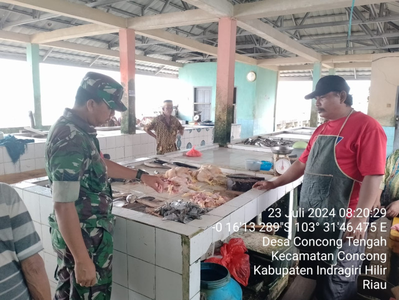 Untuk Memenuhi Kebutuhan, Babinsa Koramil 04/Kuindra Harap Kepada Pedagang  Untuk Terus Pasokan Ikan di Pasar