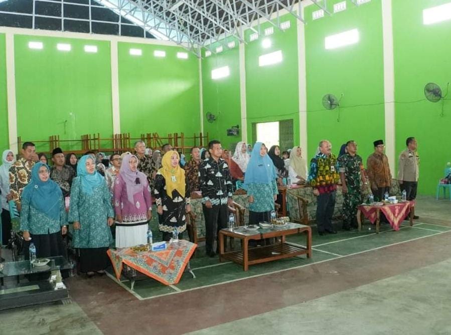 Peduli Generasi Penerus Bangsa, Ketua TP-PKK Kabupaten Kampar Berikan Makanan Kepada Anak Stunting