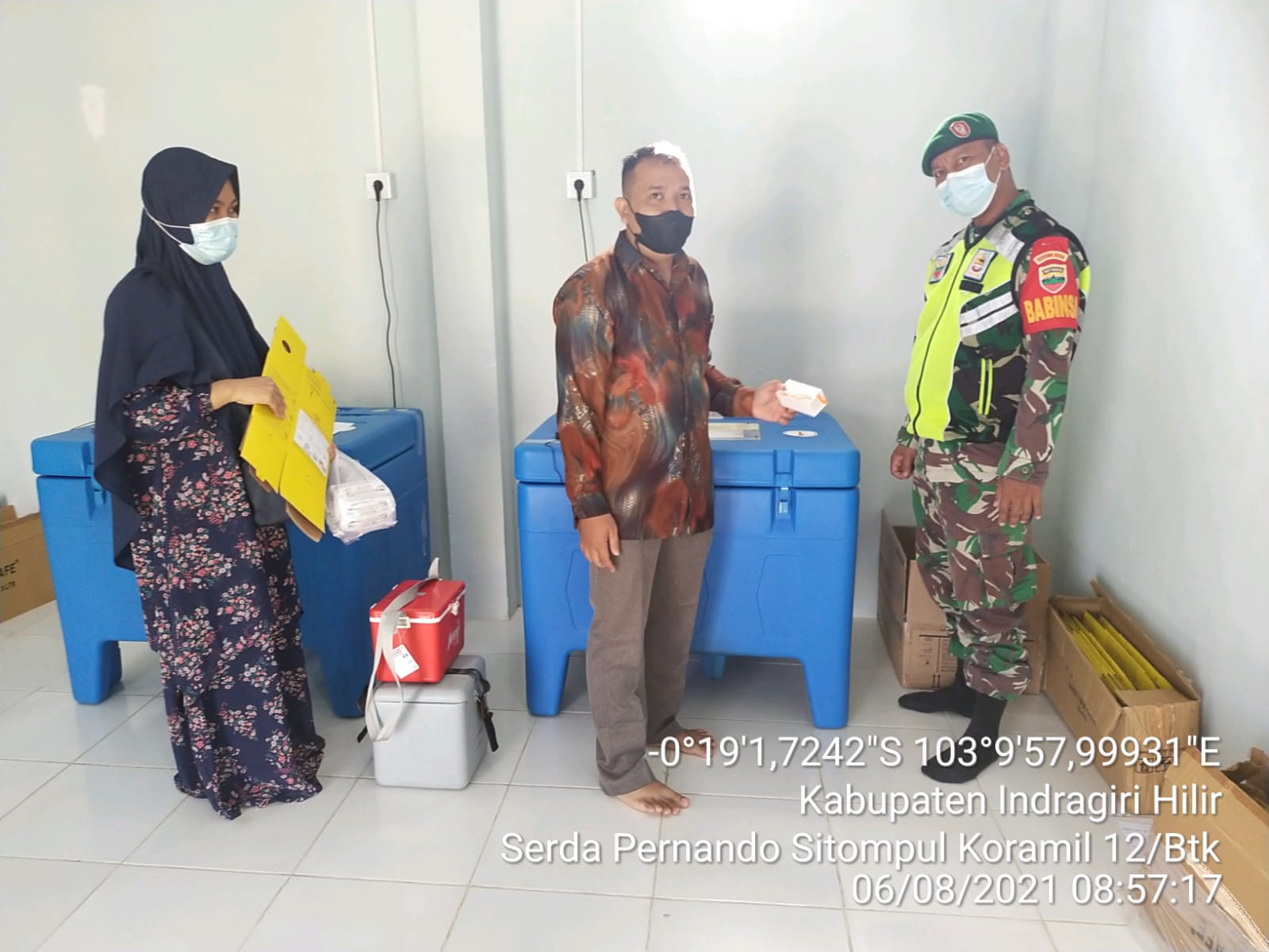 Babinsa Koramil 12/Batang Tuaka Kawal Kedatangan Vaksin di Puskesmas Wilayah