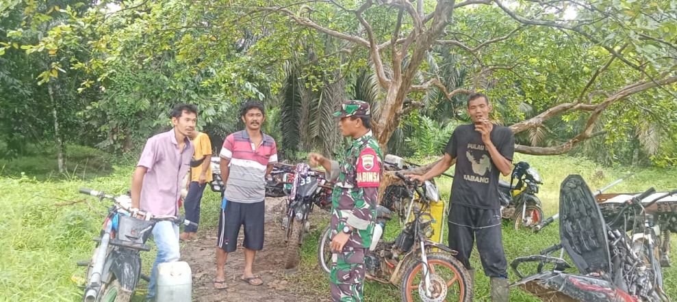 Babinsa Koramil 09/Kmg Jalin Kebersamaan dan Kekompakan Melalui Komsos di Binaan