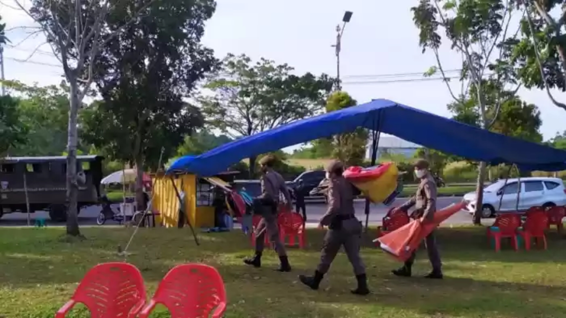 Satpol PP Sita Payung Ceper di Stadion Utama Pekanbaru