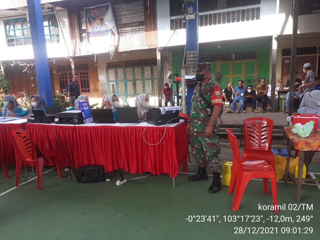 Babinsa Koramil 02/Tanah Merah Kawal Pelaksanaan Vaksinasi Covid 19 di Tekukai Hilir