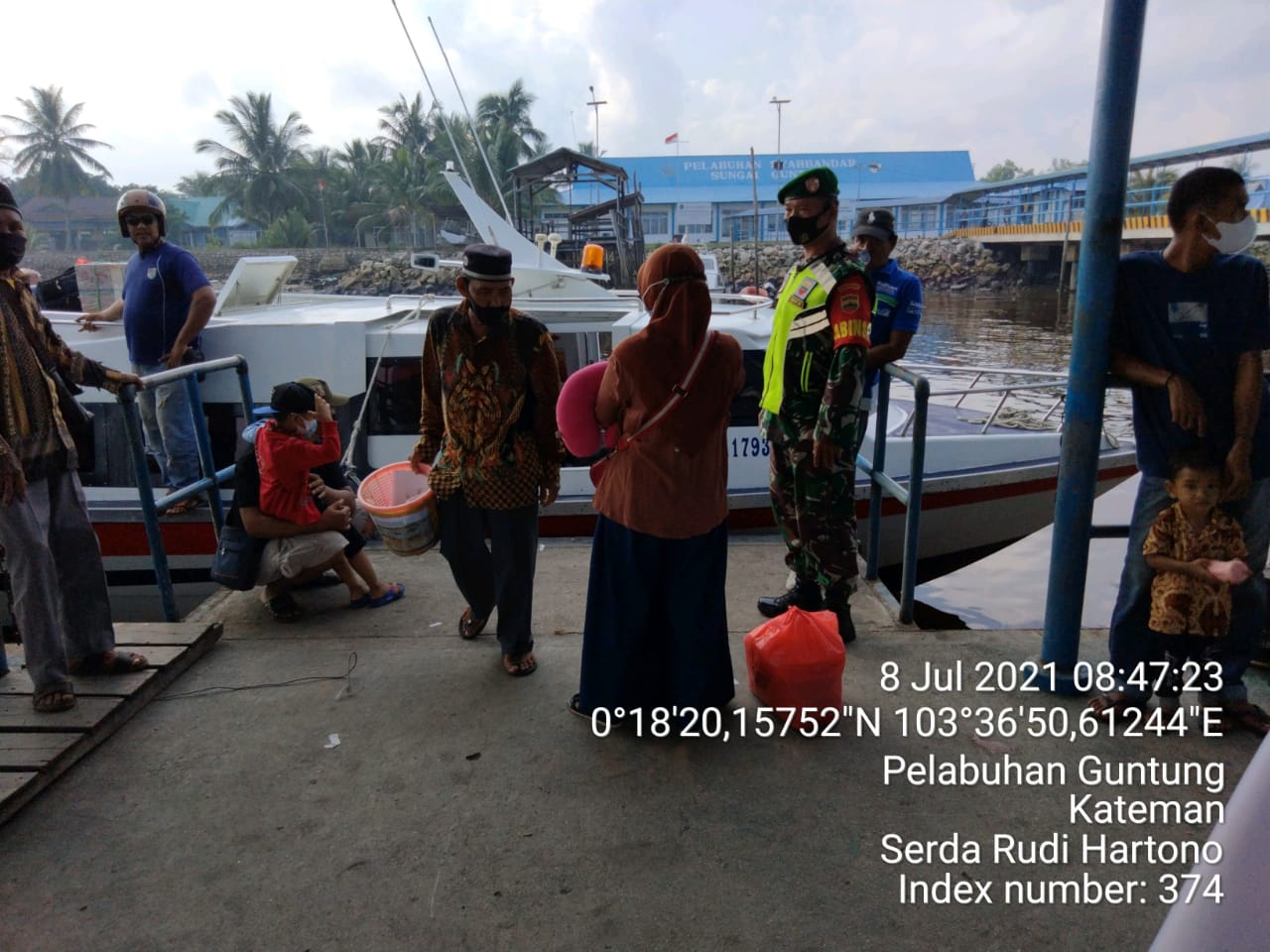 Babinsa Koramil 06/Kateman Serda Rudi Hartono Laksanakan Gakplin di Pelabuhan