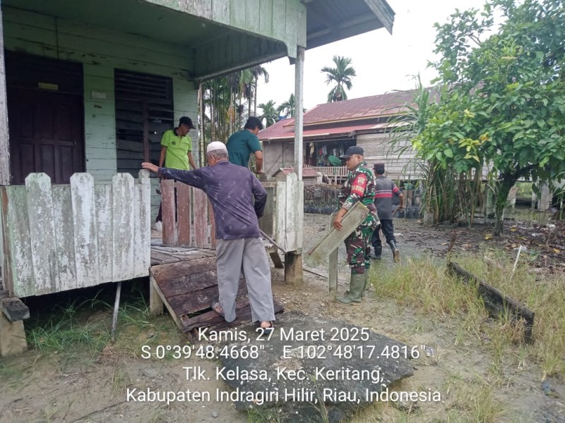 Babinsa Koramil 09/Kemuning Tingkatkan Hubungan Baik dengan Warga Desa Teluk Kelasa Melalui Kegiatan Goro