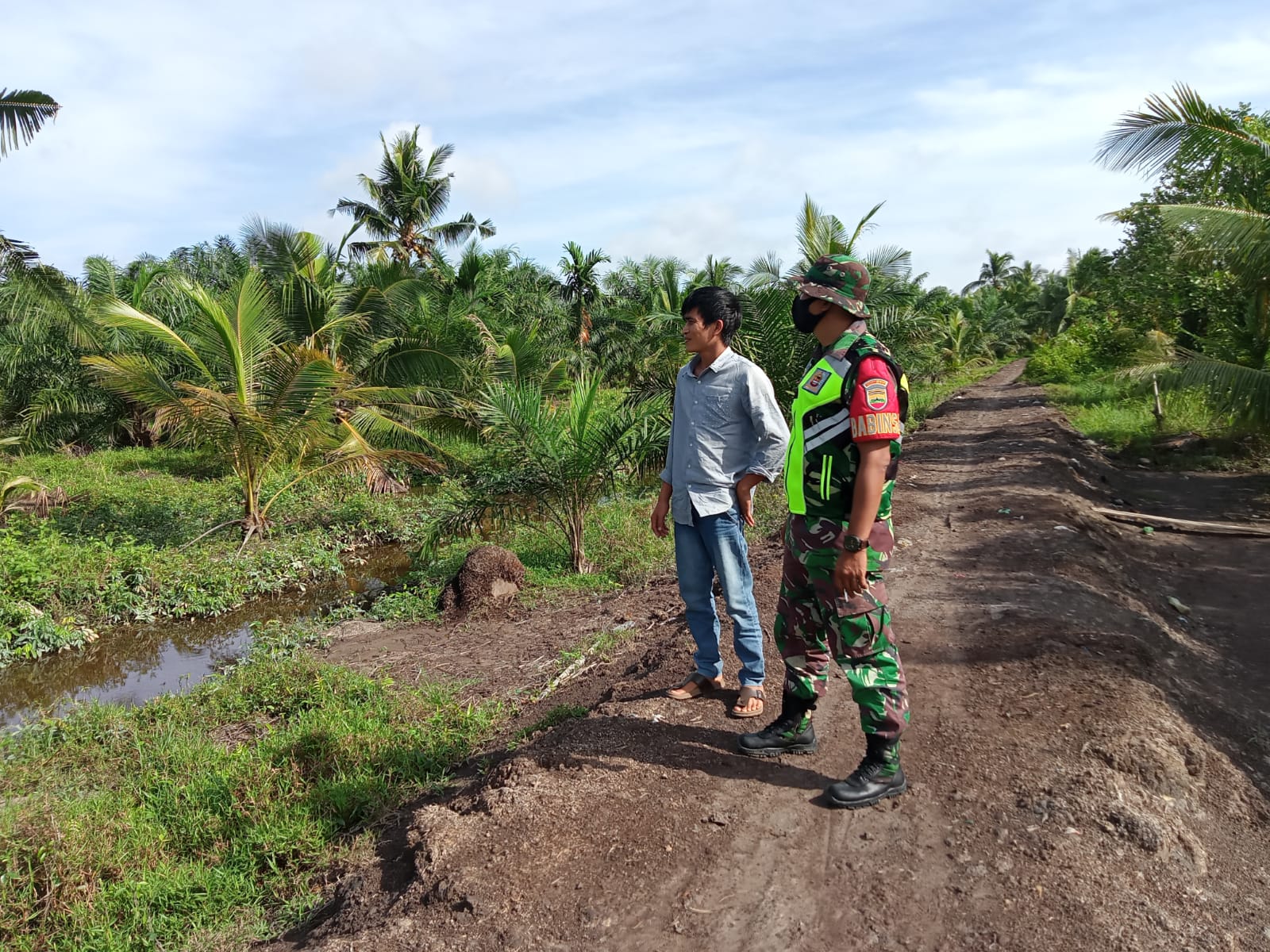 Serda Deni Susanto Patroli Karlahut Bersama Masyarakat Petani Kelapa