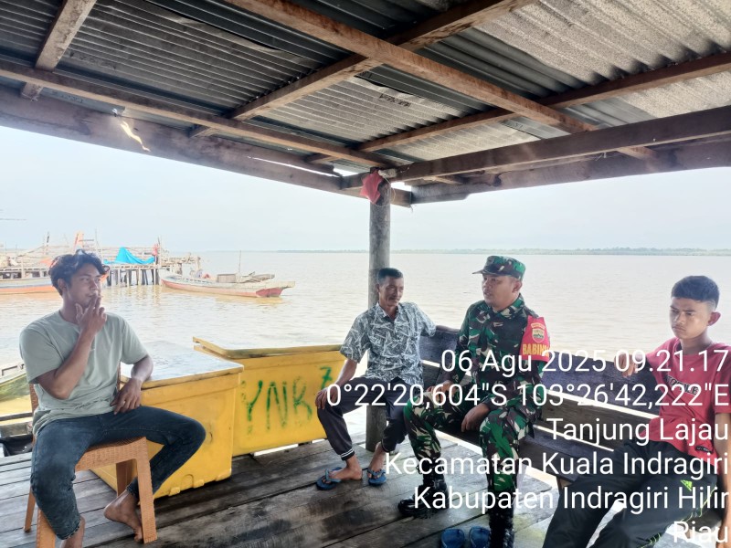 Komsos di Desa Tanjung Lajau: Babinsa Koramil 04/Kdr dan Warga Bersinergi untuk Menjaga Keamanan