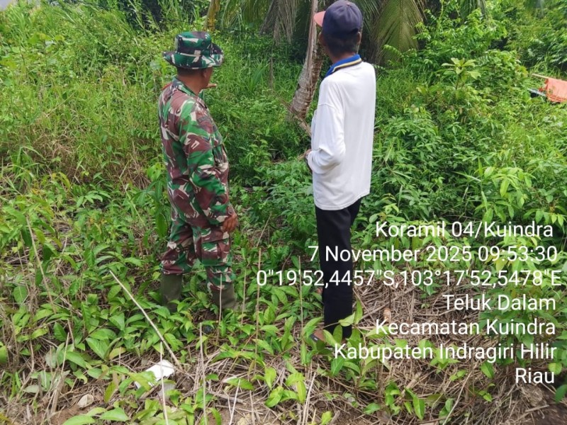 Tingkatkan Keamanan, Babinsa Koramil 04/Kdr Bersama Warga Patroli Tapal Batas