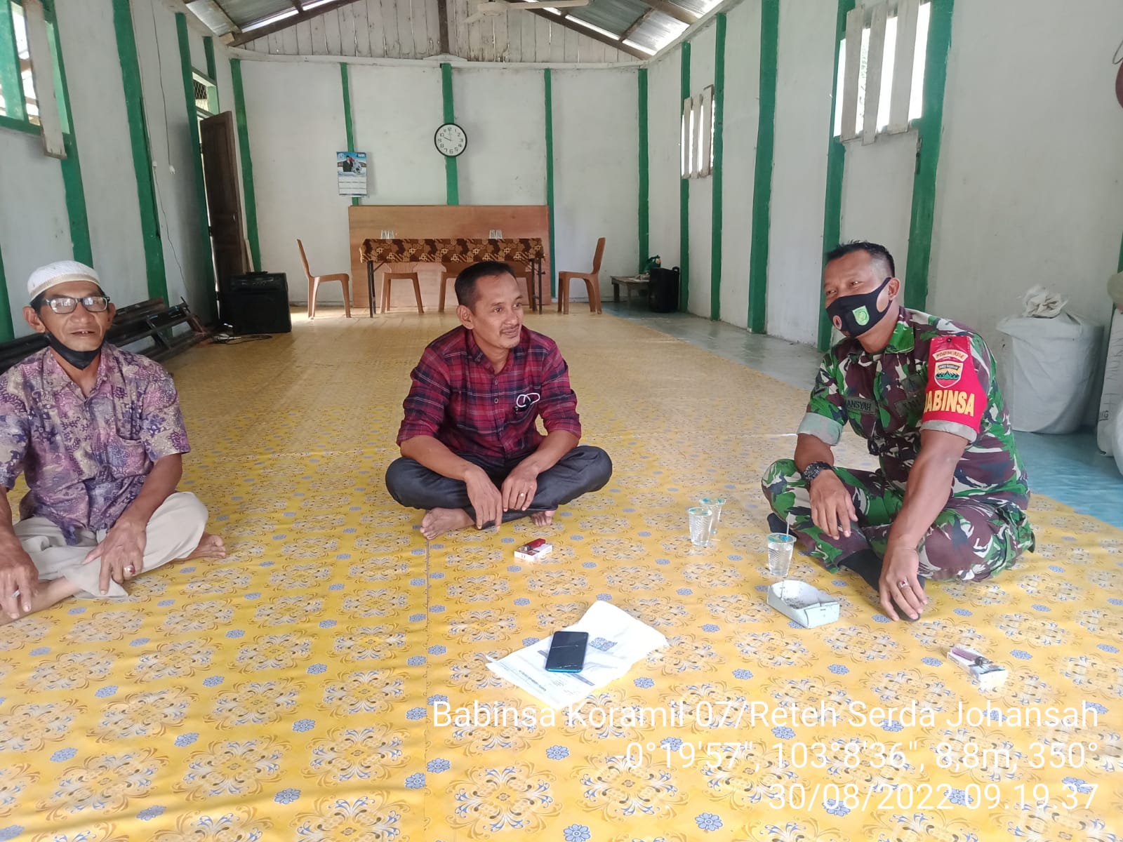 Rutinitas Babinsa Koramil 07/Reteh Laksanakan Komsos di Wilayah Binaan