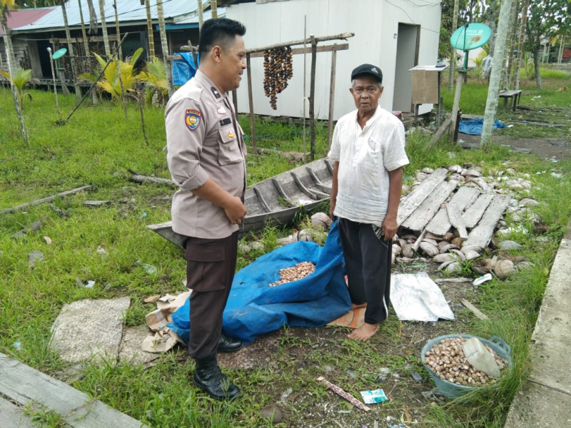 Bhabinkamtibmas Desa Simpang Gaung Aipda Safrizal Zufri Melaksanakan Giat Sambang Warga dan Menyampaikan Pesan-pesan Kamtibmas