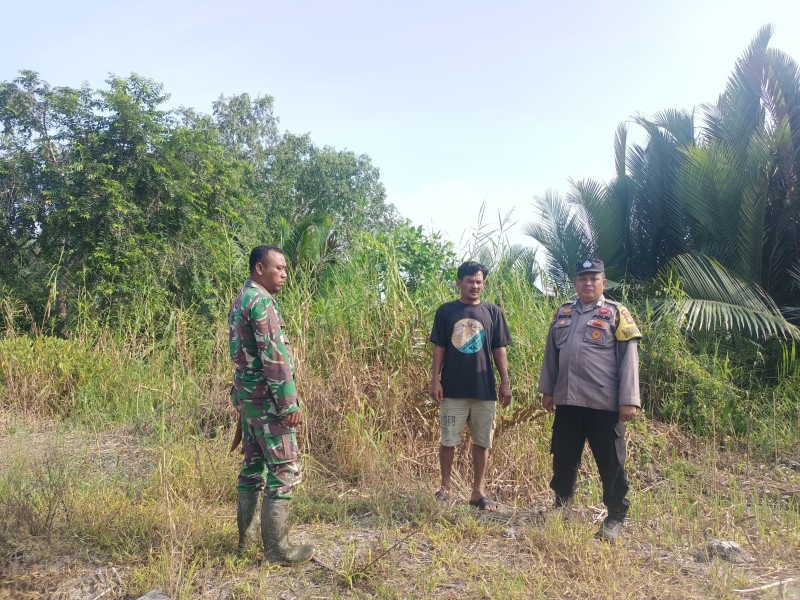 Babinsa Koramil 07/Reteh Laksanakan Patroli Tapal Batas, Masyarakat Dihimbau Jaga Lingkungan