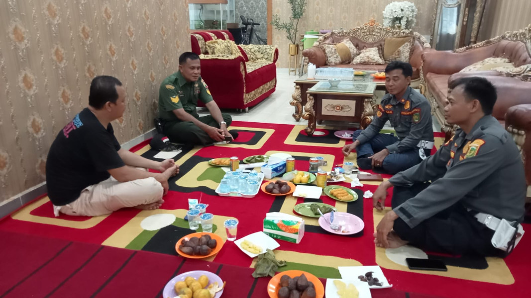 Komsos Babinsa 03/Tpl Bersama Personil Dinas Perhubungan Guna Jalin Silaturahmi yang Harmonis