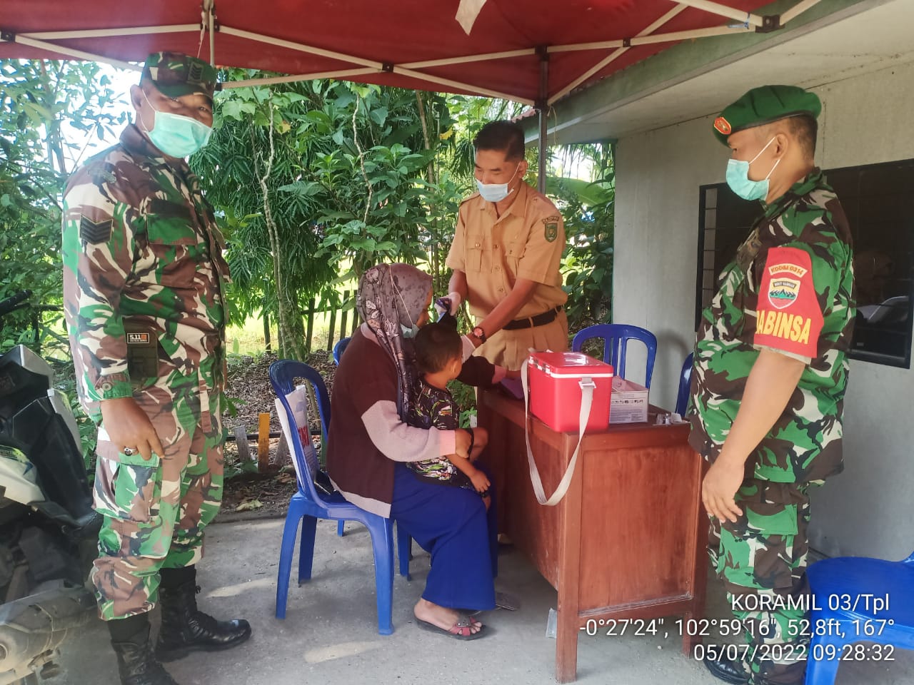 Babinsa 03/Tempulinh Dampingi Warga Vaksinasi Booster Di Wilayah Binaan