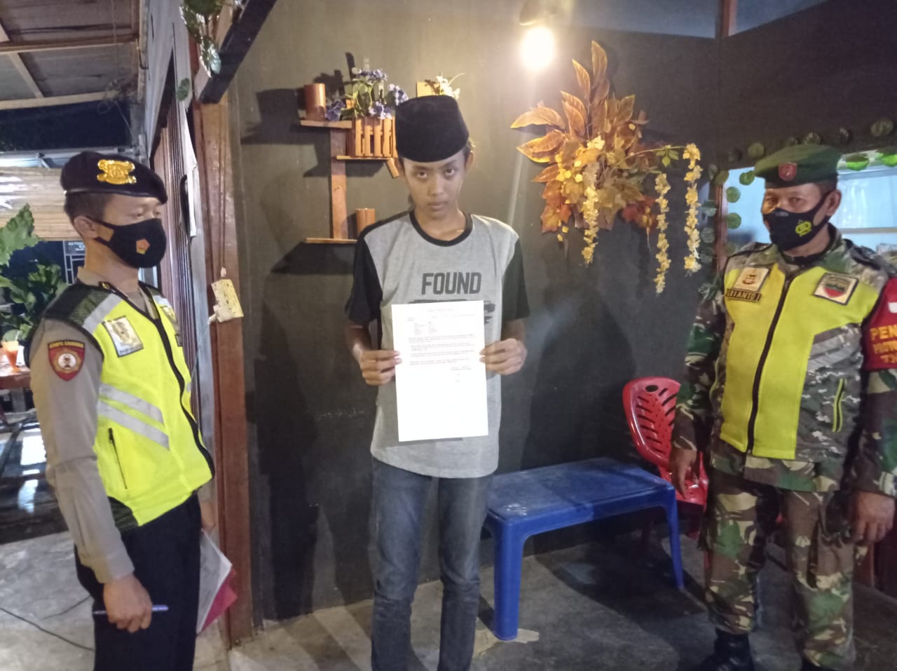 Babinsa Bersama  Bhabin Polsek Kerinci Kanan Berikan Teguran Persuasif Saat Laksanakan Operasi Yusti Babinsa Bersama  Bhabin Polsek Kerinci Kanan Berikan Teguran Persuasif Saat Laksanakan Operasi Yusti