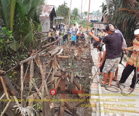Akan Digantikan dengan yang Baru, TNI dan Warga Bongkar Jembatan di Desa Seberang Salangar