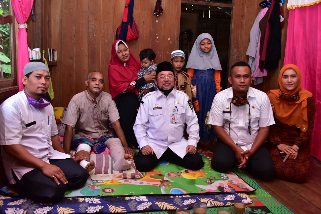 Plh Bupati Bengkalis Jenguk Sofyan Warga Desa Sepahat Korban Serangan Harimau Plh Bupati Bengkalis Jenguk Sofyan Warga Desa Sepahat Korban Serangan Harimau