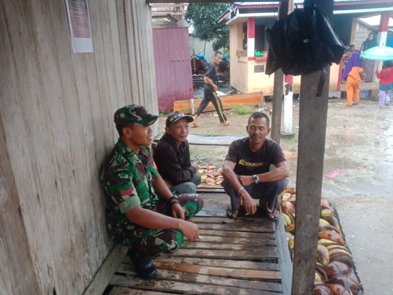 Babinsa Koramil 05/Gas Koptu Suriadi Laksanakan Komunikasi Sosial Bersama Warga Desa Kelumpang