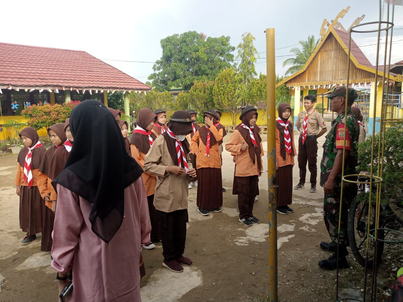 Ciptakan Kedisiplinan, Babinsa Koramil 04/Kuindra Giat Lakukan Latihan Pramuka Bersama Murid SDN 01 Desa Sungai Belah