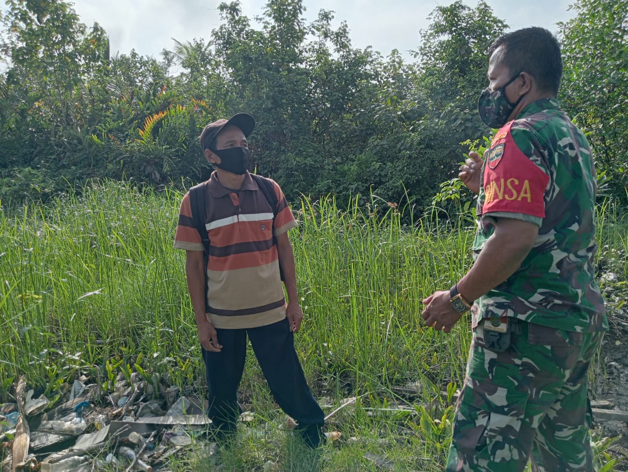 Dalam Rangka Pencegahan Kebakaran, Babinsa Koramil 04/Kuindra Bersama Warga Lakukan Patroli Rutin