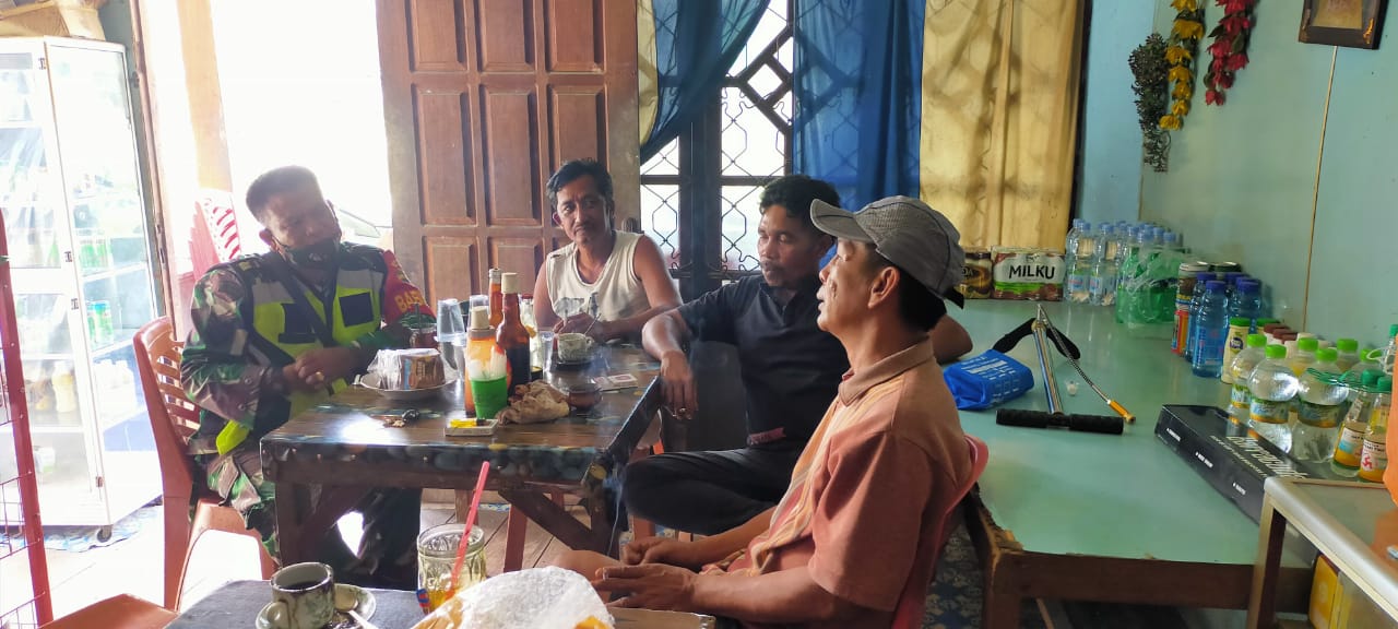 Babinsa Koramil 09/Kemuning Komsos Penerimaan Menjadi Prajurit TNI di Pengalihan Keritang