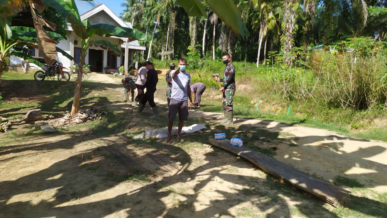TNI dan Warga Mulai Rakit Besi Lantai Box Culvert