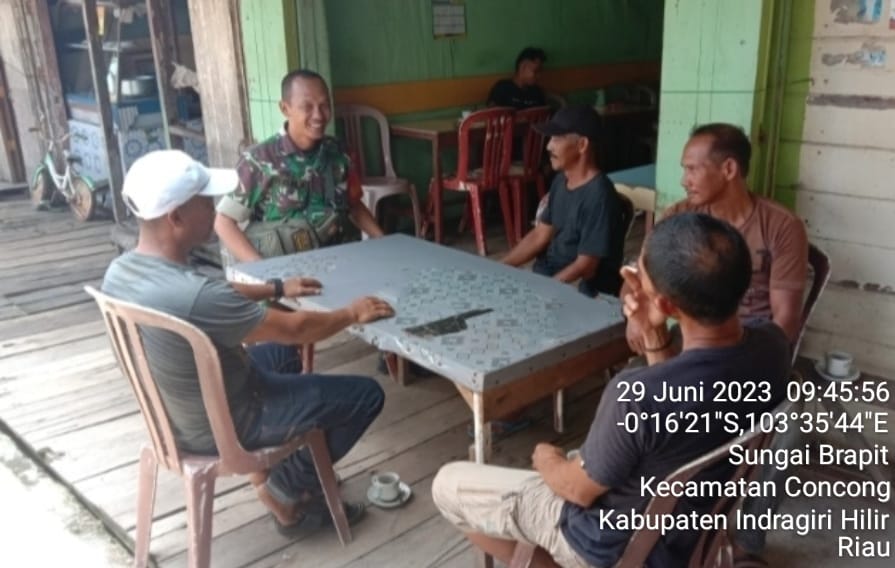 Dalam Suasana Lebaran, Babinsa Koramil 04/Kuindra Berdiskusi Santai Dengan Masyarakat