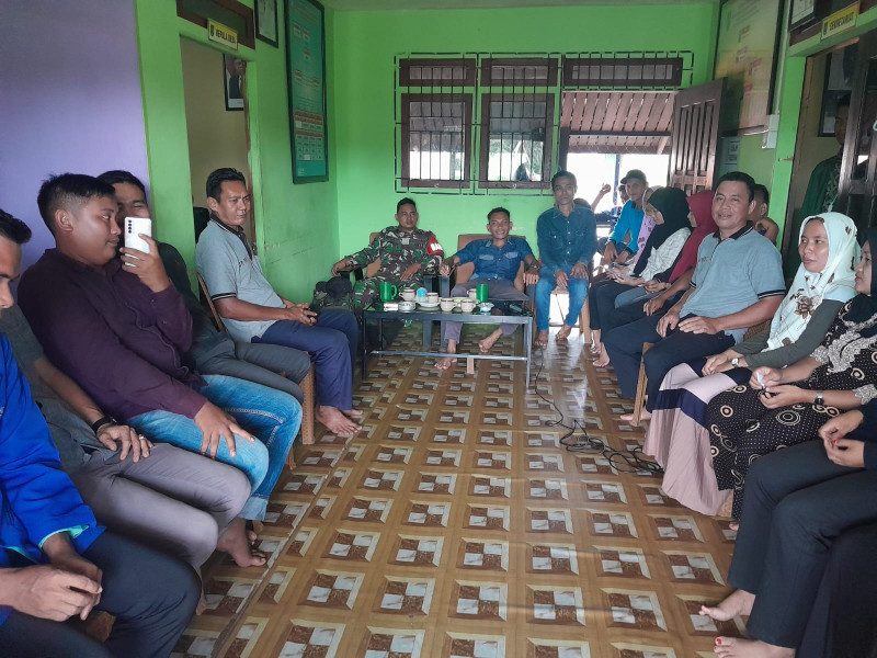 Babinsa Koramil 05/GAS Kodim 0314/Inhil Serda Ricky Giat Komsos Bersama Staf Desa di Binaan