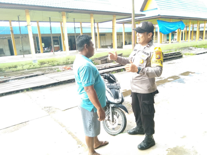 Sampaikan Pesan-Pesan Kamtibmas, Bhabinkamtibmas Desa Simpang Gaung Aipda Safrizal Zufri Giat Sambang Bersama Masyarakat Setempat