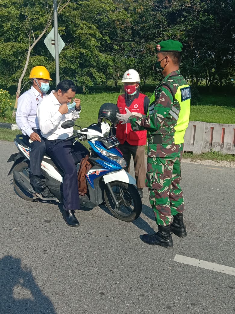 Aparat Gabungan TNI/Polri, Dishub dan Diskes Laksanakan Penegakan Disiplin di Pos Pantau Covid-19