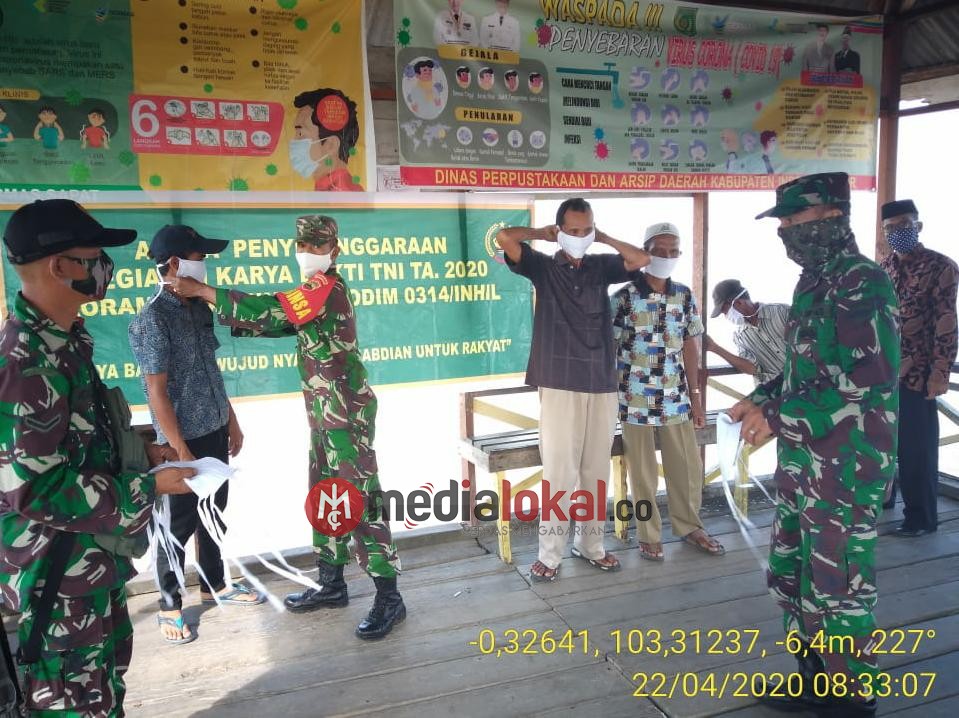 Cegah Penularan Covid-19, Koramil 04/Kuindra Bagikan Masker Gratis di Dua Kecamatan