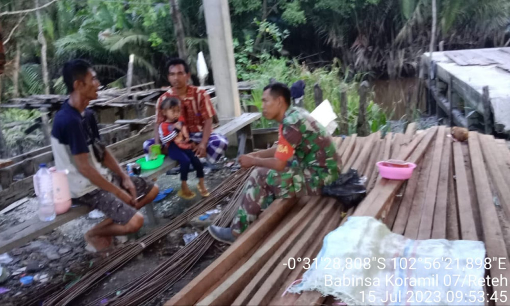 Koramil 07/Reteh Selalu Aktif Laksanakan Komsos dan Berikan Pengarahan Kepada Warga