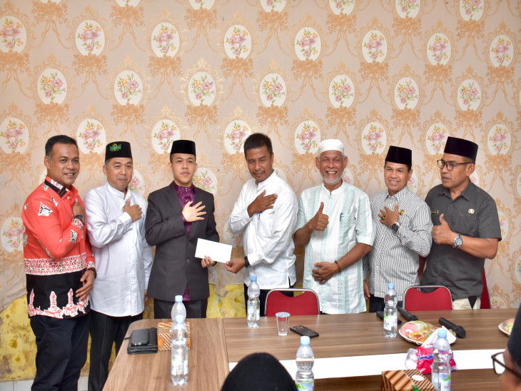 Raih Juara III  MTQ Tingkat Nasional, Pj Sekda Kampar Serahkan Uang Pembinaan Kepada Qari Asal Kampar