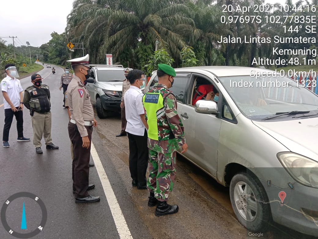 Personil Koramil 09/Kemuning dan Polsek Siaga di Posko Larangan Mudik Riau-Jambi