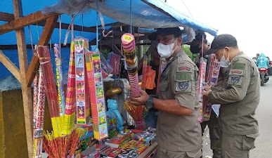 Satpol PP Inhil Sita Ratusan Petasan Tanpa Izin