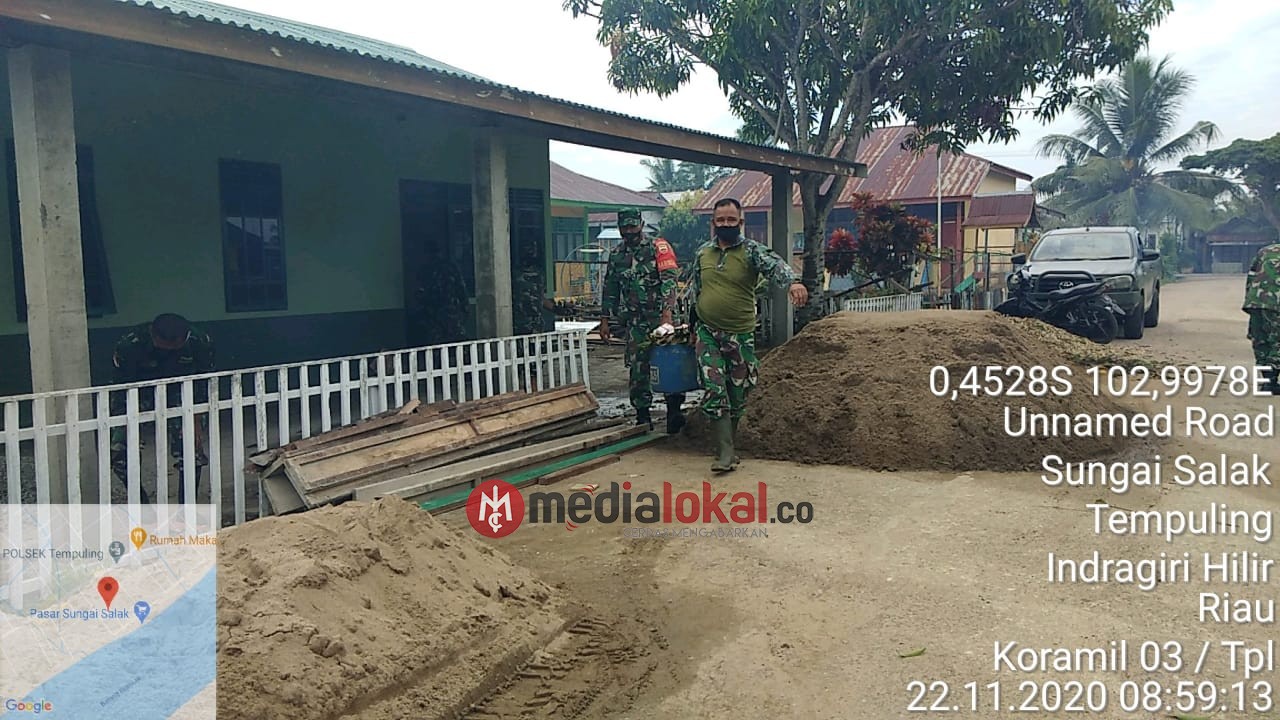 Danramil 03/Tempuling Kodim 0314/Inhil Pimpin Tahap Pengecoran Teras Rumah Dinas 