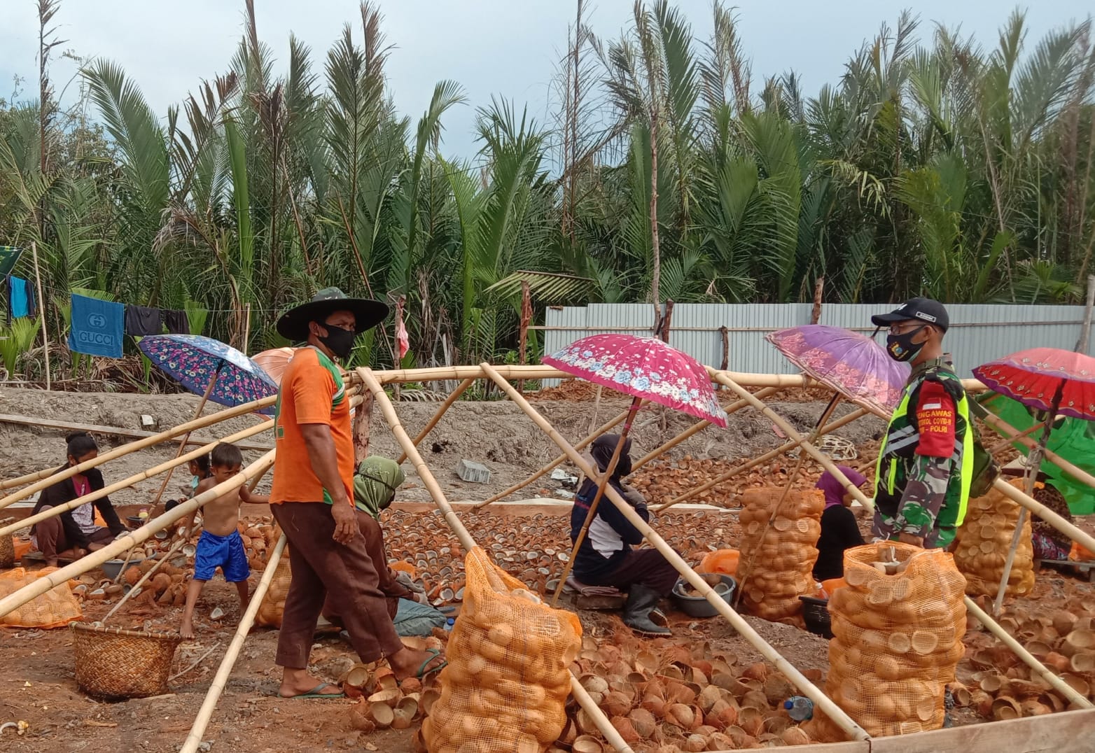 Kegiatan Patroli Yang Dilakukan Oleh Anggota Koramil 04/Kuindra Guna Tegakkan Disiplin Prokes