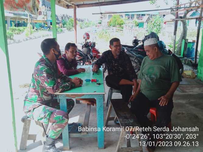 Jaga Keamanan dan Kebersihan Desa Bersama Serda Johansah Melalui Komsos