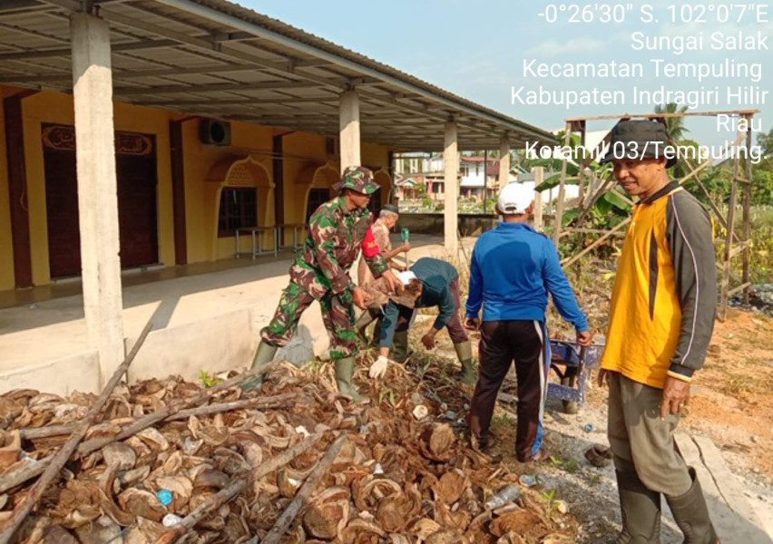 Babinsa 03/Tpl Bersama Warga Goro Timbun Halaman Area Samping Masjid Nurul Hidayah