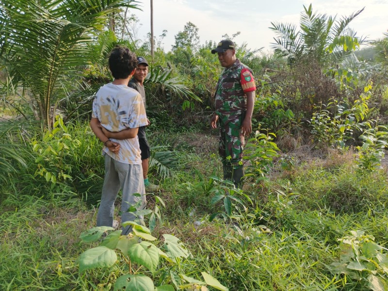 Babinsa Koramil 09/Kmg Giat Patroli Tapal Batas Di Wilayah Binaan