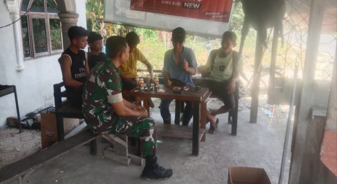 Komsos, Babinsa Koramil 07/Reteh Harapkan Masyarakat Lebih Peka dengan Kondisi Lingkungan