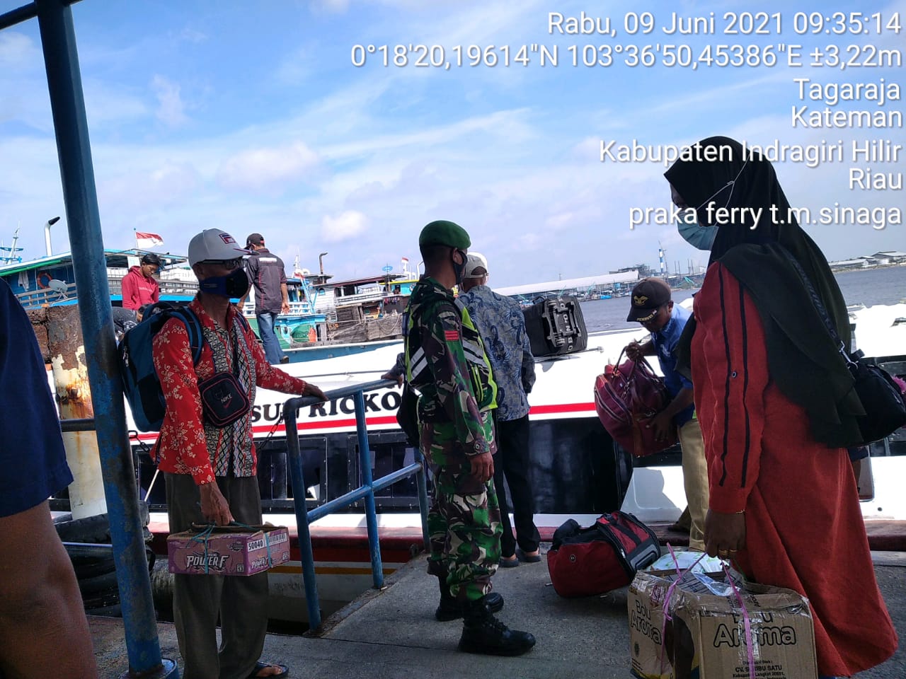 Personil Koramil 06/Kateman Pantau Protokol Kesehatan Warga di Pelabuhan