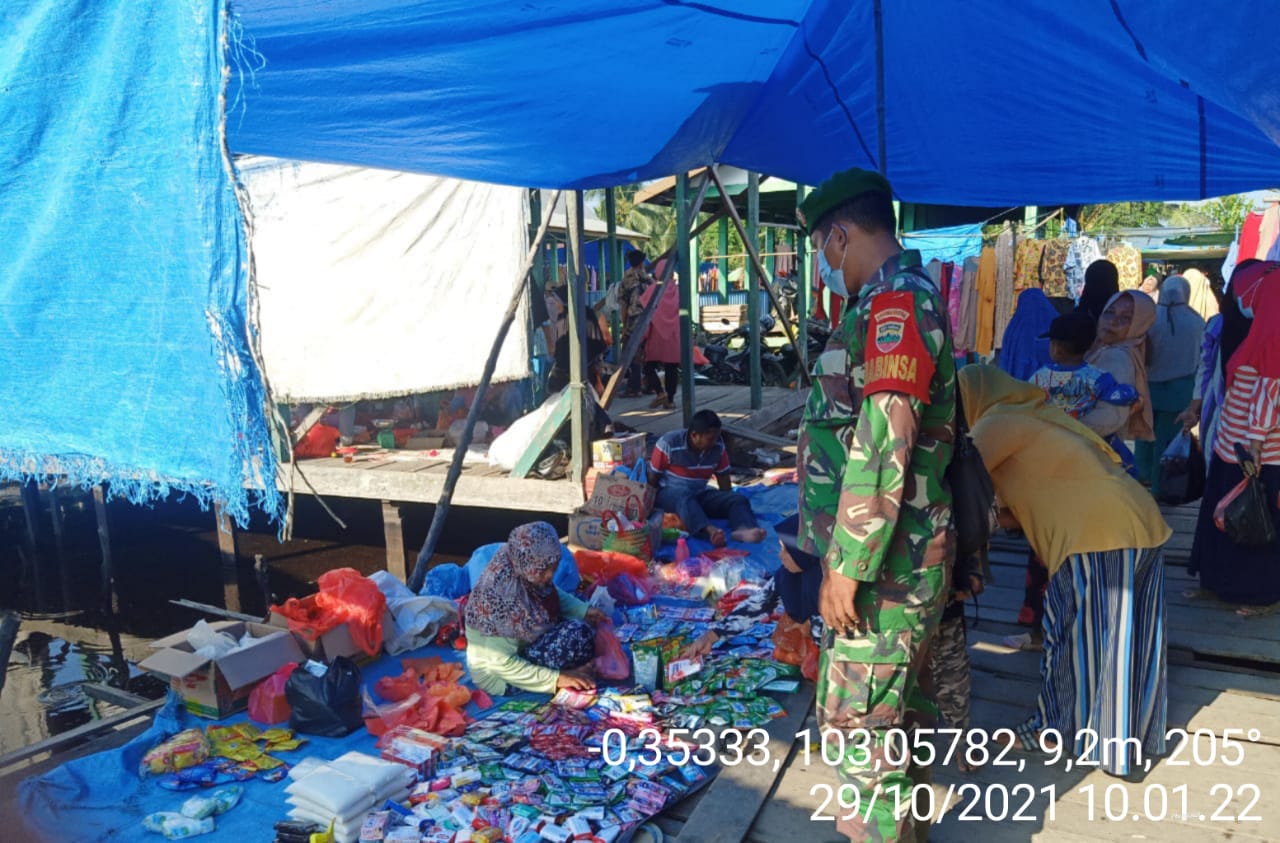 Babinsa Serda Ahmad Sidik Ingatkan Pentingnya Terapkan Protkes kepada Masyarakat