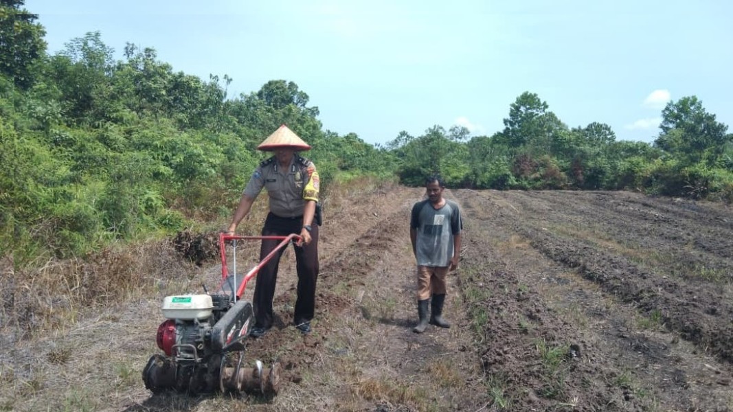 Bhabinkamtibmas Polsek Siak Ajak Warga Kampung Rawang Air Putih Manfaatkan Lahan dengan Menanam Jagung