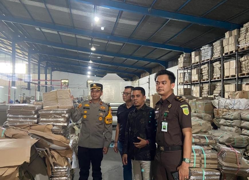 KPU Kampar Tinjau Percetakan Logistik Pilkada 2024