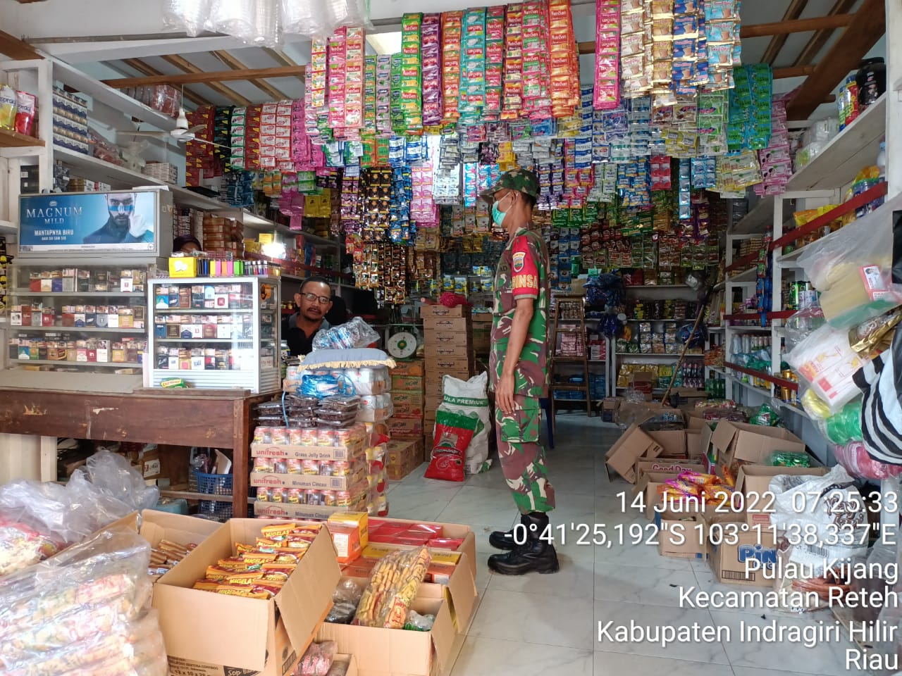 Babinsa Koramil 07/Reteh Lakukan Pengawasan Terhadap Warga di Kelurahan Pulau Kijang