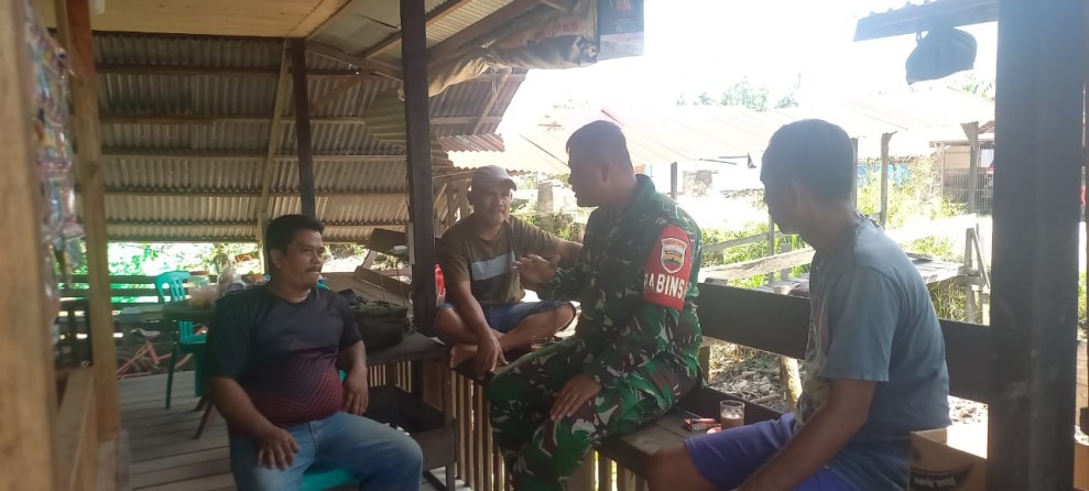 Babinsa Praka LF Siallagan Perkuat Sinergi dengan Tokoh Pemuda, Wujudkan Keamanan dan Ketertiban di Desa Mumpa