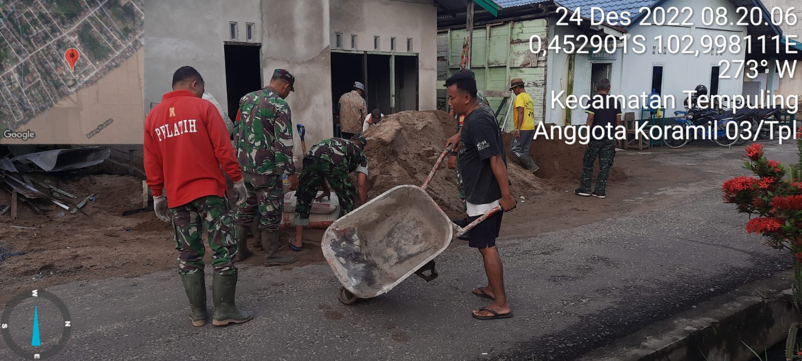 Bersama Warga, Babinsa Antusias Laksanakan Goro Rumah Dinas Di Koramil 03/TPL