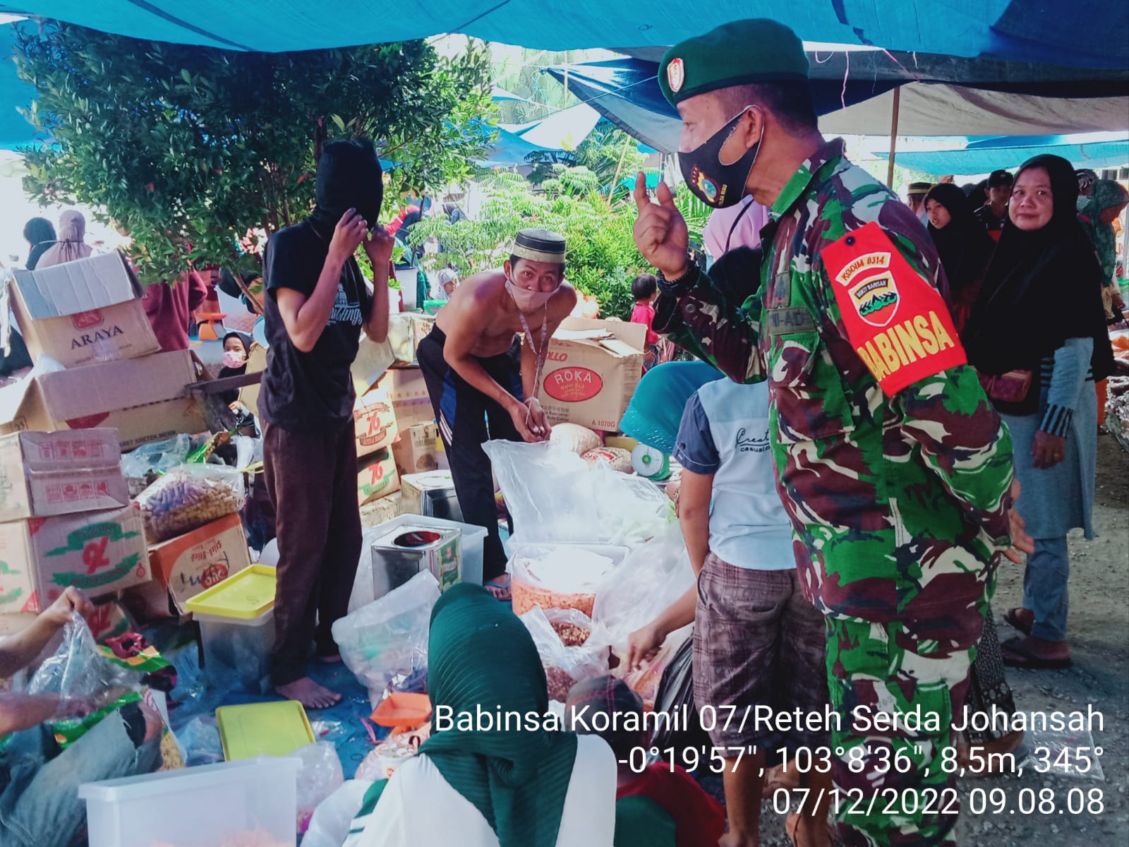 Babinsa Koramil 07/Reteh Lakukan Penjagaan Tentang Keamanan Desa