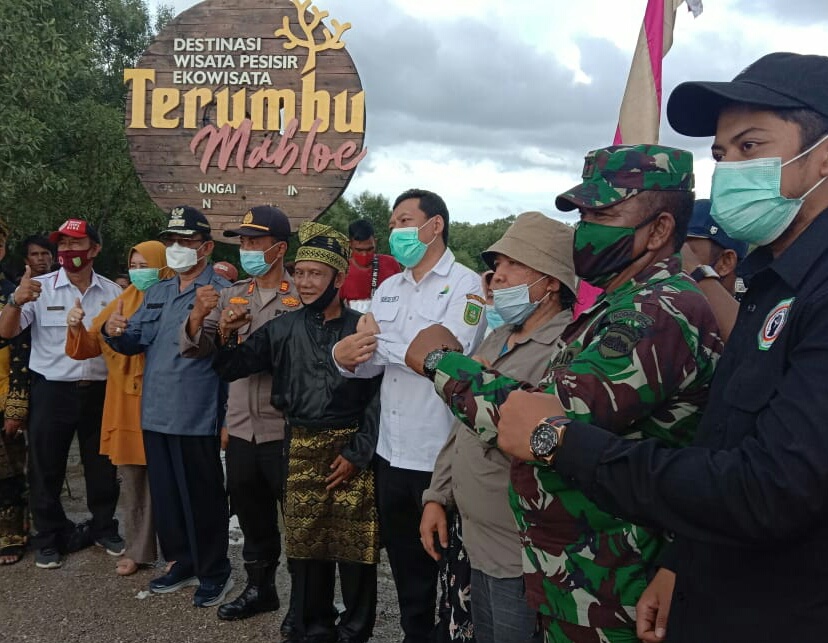 Koramil 04/Kuindra Dampingi Bupati Inhil Tanam Mangrove dan Canangkan Budidaya Kepiting 