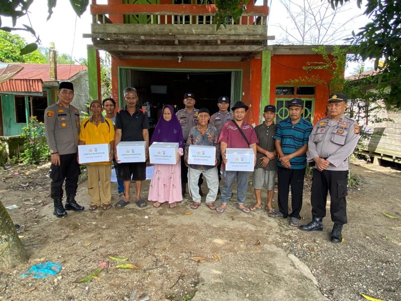 Polsek Kempas Gelar Jumat Curhat, Berikan Paket Ramadhan Kepada Lansia, Wujudkan Kepedulian dan Persaudaraan