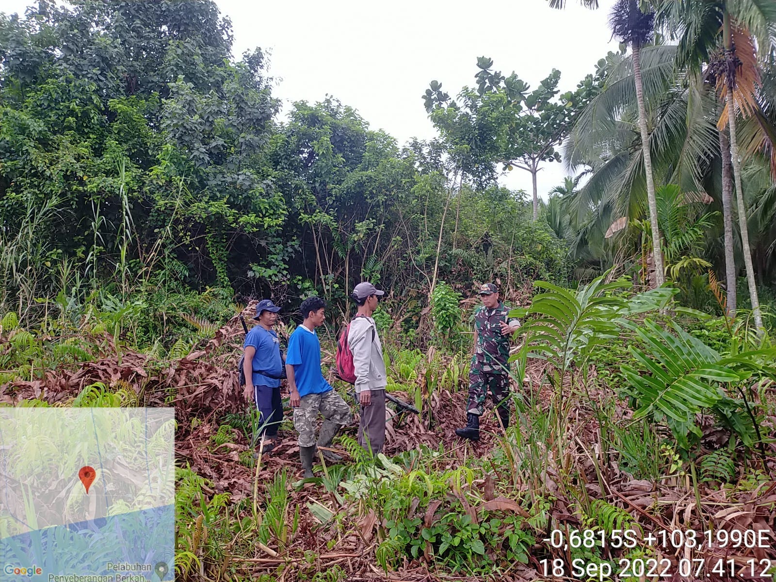 Pembersihan Lahan dan Hutan Oleh Babinsa Koramil 07/Reteh di Wilayah Binaan